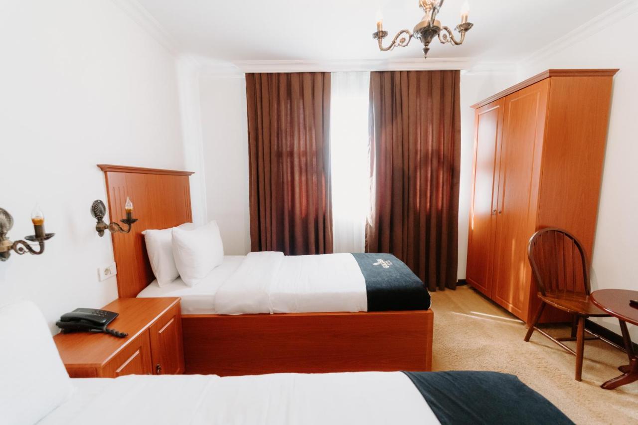 Golden Hotel Пристина Екстериор снимка