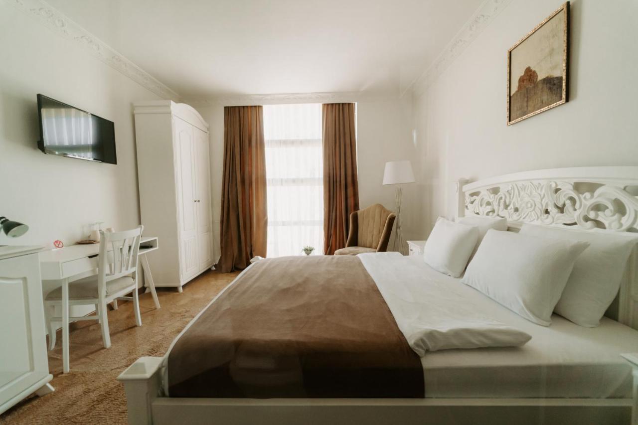 Golden Hotel Пристина Екстериор снимка
