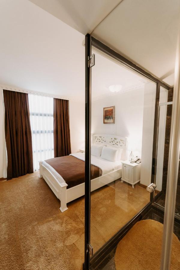 Golden Hotel Пристина Екстериор снимка