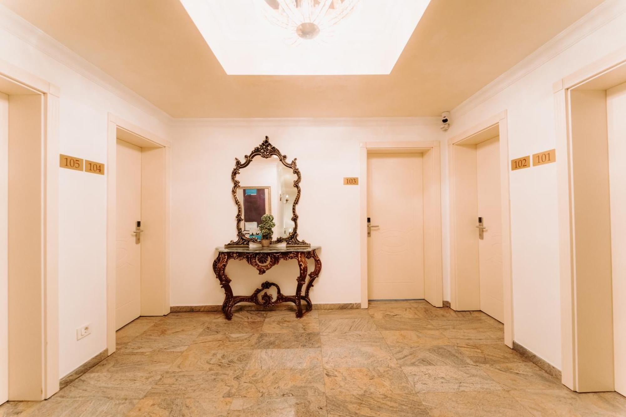 Golden Hotel Пристина Екстериор снимка